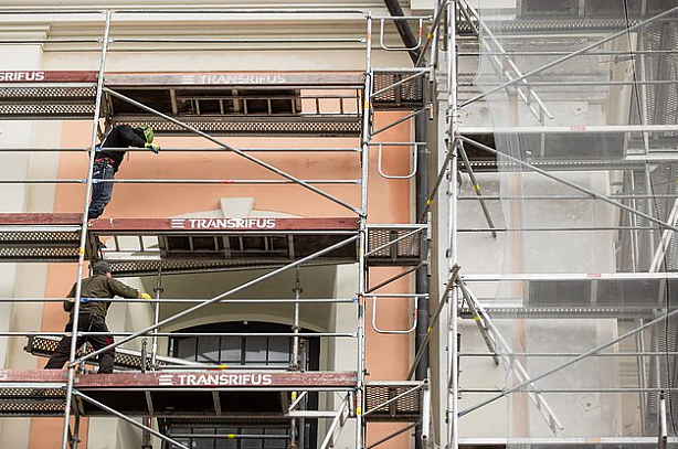 Žinios. Klaipėdietė piktinasi namo renovacijos išlaidomis: darbų kaina per trejus metus išaugo kone dvigubai