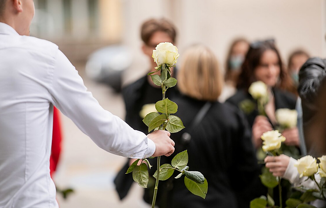 Abiturientai pasitinka paskutinį skambutį: dauguma žada likti studijuoti Lietuvoje, rinktis paklausias specialybes