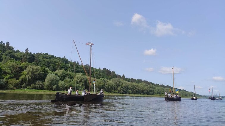 „Radarom!“ akcijai aukojusioms įmonėms – padėkos plaukimas Nemunu didžiausioje istorinių laivų flotilėje per šimtmetį Šiandien Nemunu vyksta padėkos plaukimas įmonėms, kurios daugiausiai prisidėjo prie „Radarom“ akcijos. Laivu plaukia ir LRT žurnalistas Jonas Deveikis.