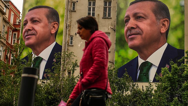 Istoriniuose prezidento rinkimuose Turkijoje favoritu laimėti vis dar laikomas Erdoganas