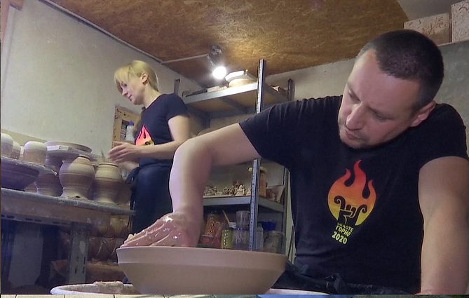 Tradicinės ukrainietiškos keramikos karas nesustabdo: per kartas saugoti autentiško amato dirbiniai gaminami net dingus elektrai