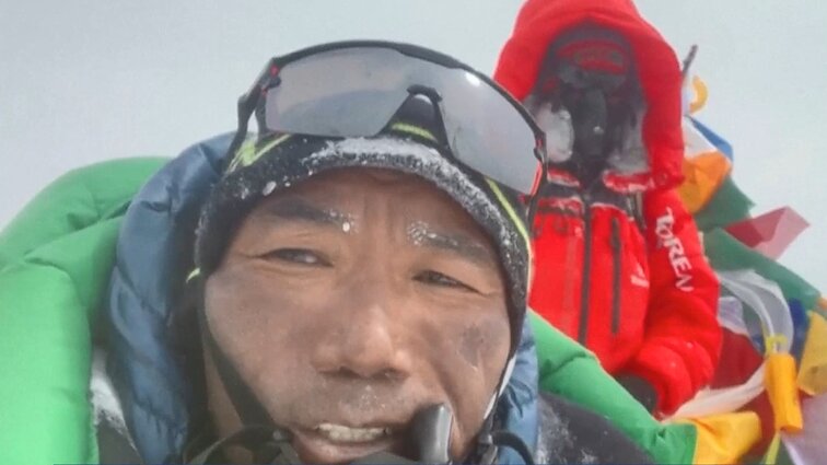 Į Everestą žmonėms kopti padedantis šerpas Kami tapo rekordininku, bet Nepale ateities nemato: mes, šerpai, nenorime likti