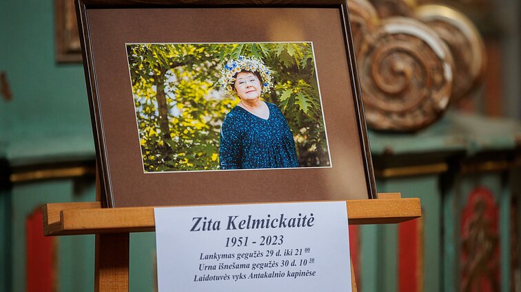 „Zita buvo visų kartų žmogus, praverdavusi kiekvieno širdį“: Vilniuje atsisveikinama su Zita Kelmickaite