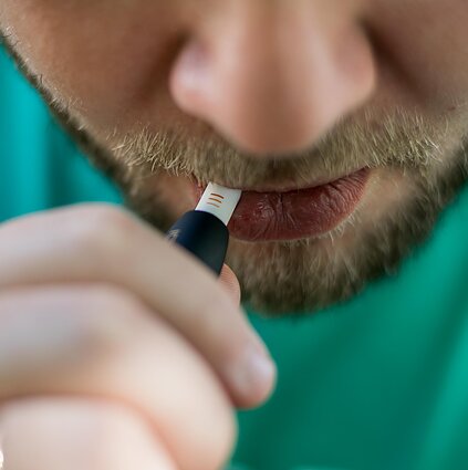 Aktualus pokalbis. Narkotikų, tabako ir alkoholio kontrolės departamentas: tik laiko klausimas kada perspėjimai apie žalą atsiras ir ant elektroninių cigarečių pakelių
