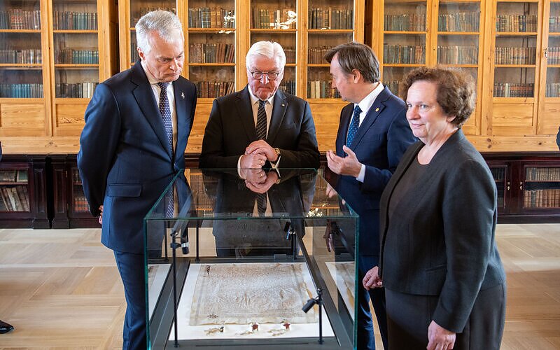 Presidents Gitanas Nausėda and Frank-Walter Steinmeier at the opening of the exhibition Presidents Gitanas Nausėda and Frank-Walter Steinmeier at the opening of the exhibition