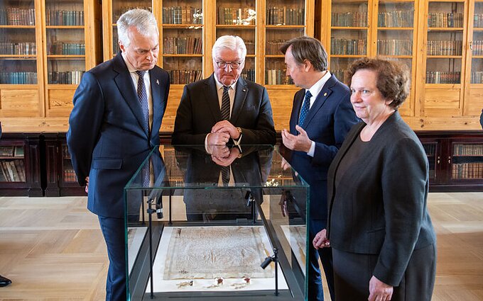 Presidents Gitanas Nausėda and Frank-Walter Steinmeier at the opening of the exhibition Presidents Gitanas Nausėda and Frank-Walter Steinmeier at the opening of the exhibition