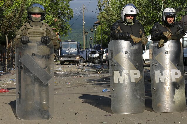 Į Kosovą – papildomos NATO pajėgos: per susirėmimus sužeisti 30 Aljanso taikdarių, nukentėjo ir protestuotojai