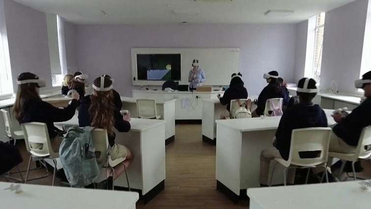 VR pamokos: ne tik mokytis apie planetas, bet ir žaisti su jomis, ne tik skaityti apie širdį, bet ir į ją patekti