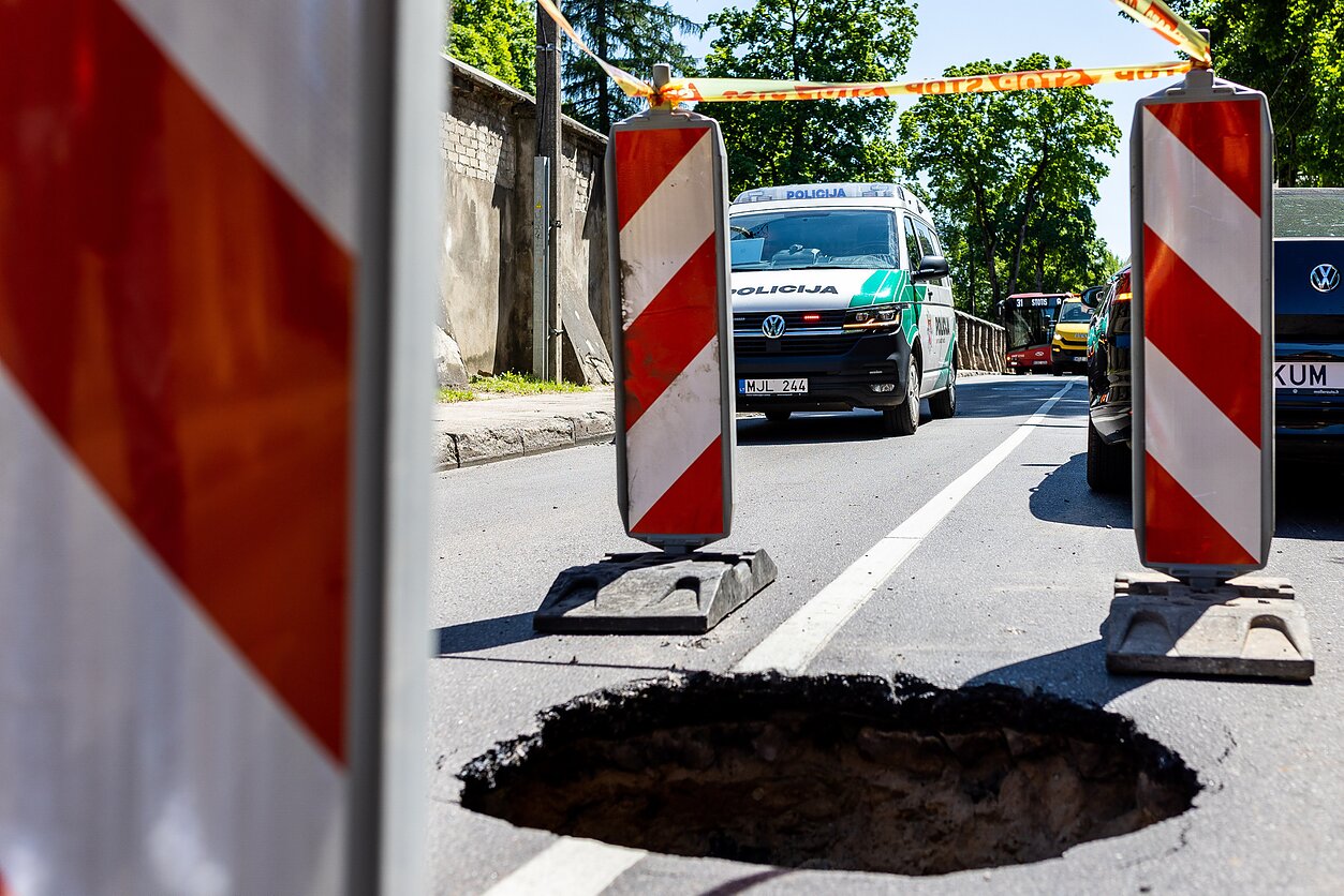 Vilniaus Rasų gatvėje atsivėrė smegduobė Vilniaus Rasų gatvėje atsivėrė smegduobė