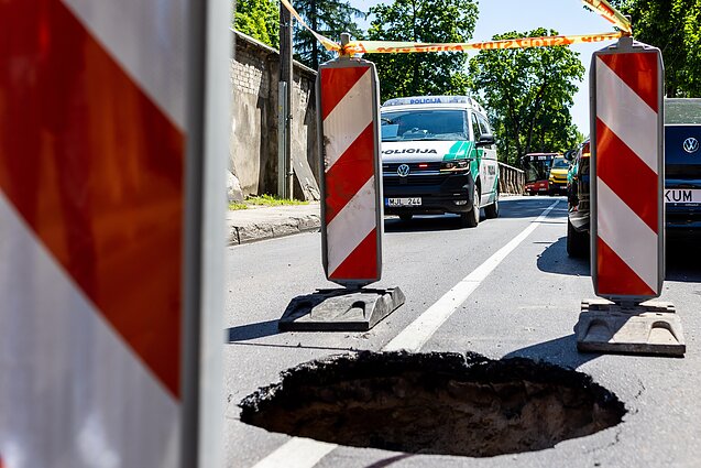 Vilniaus Rasų gatvėje atsivėrė smegduobė Vilniaus Rasų gatvėje atsivėrė smegduobė