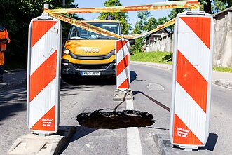 Vilniaus Rasų gatvėje atsivėrė smegduobė Vilniaus Rasų gatvėje atsivėrė smegduobė