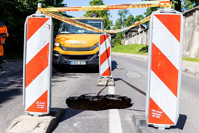 Vilniaus Rasų gatvėje atsivėrė smegduobė Vilniaus Rasų gatvėje atsivėrė smegduobė