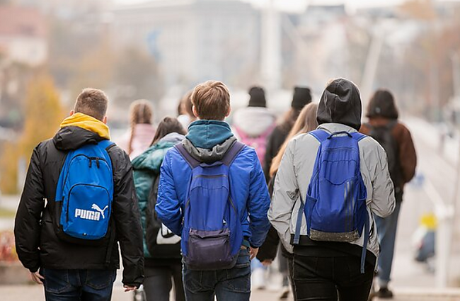 Šalies moksleiviams rengiami pilietiškumo ir gynybos įgūdžių kursai, jaunuoliai supažindinami ir su šaudyba