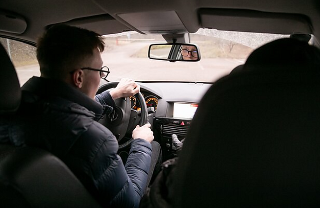 Žinios. Pradeda galioti beveik 10 kartų didesnės baudos už atkimštų alkoholio butelių gabenimą automobiliuose