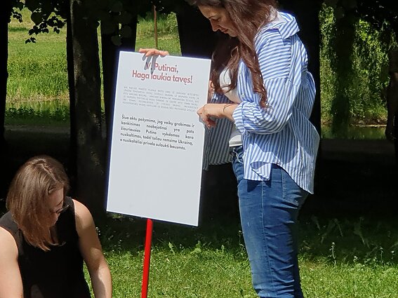 Prie Rusijos ambasados Vilniuje į protesto akciją renkasi vilniečiai