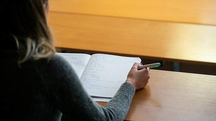 „Niekas negali paaiškinti, kas vyksta su ChatGPT, kaip jis gavo atsakymą“: dirbtinis intelektas – grėsmė matematikams?