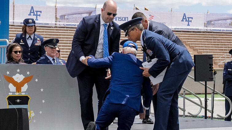Žinios. Amerikiečiai reiškia nerimą, kad Bidenas gali būti per senas antrai kadencijai, kai šis buvo vėl užfiksuotas griūvantis ant žemės