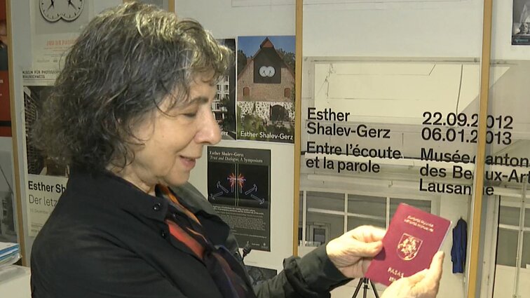 Garsiai litvakų menininkei – Lietuvos pasas: atkurti pilietybę netikėtai pasiūlė Lietuvos ambasada Prancūzijoje