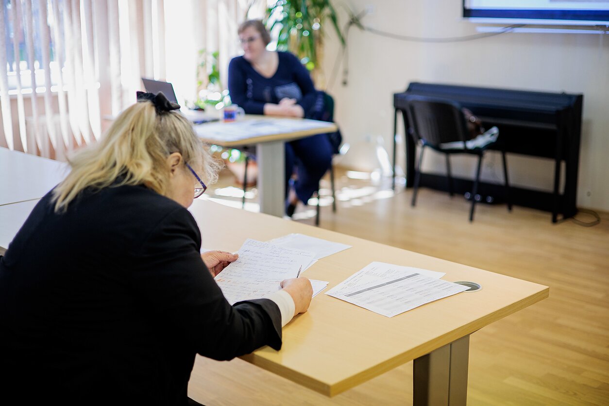 Mokiniais tapę visaginiečiai neslepia, kad išmokti valstybinę kalbą reikėjo seniai, toks supratimas itin sustiprėjo pastaraisiais metais. Mokiniais tapę visaginiečiai neslepia, kad išmokti valstybinę kalbą reikėjo seniai, toks supratimas itin sustiprėjo pastaraisiais metais.