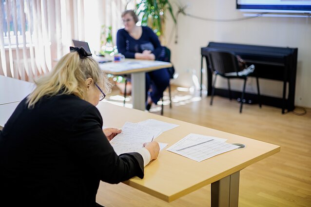 Mokiniais tapę visaginiečiai neslepia, kad išmokti valstybinę kalbą reikėjo seniai, toks supratimas itin sustiprėjo pastaraisiais metais. Mokiniais tapę visaginiečiai neslepia, kad išmokti valstybinę kalbą reikėjo seniai, toks supratimas itin sustiprėjo pastaraisiais metais.