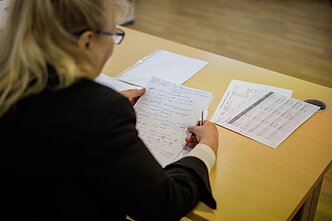 Mokiniais tapę visaginiečiai neslepia, kad išmokti valstybinę kalbą reikėjo seniai, toks supratimas itin sustiprėjo pastaraisiais metais. Mokiniais tapę visaginiečiai neslepia, kad išmokti valstybinę kalbą reikėjo seniai, toks supratimas itin sustiprėjo pastaraisiais metais.