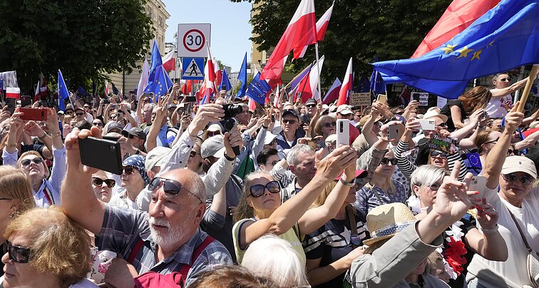 Žinios. Lenkijos opozicija Varšuvoje surengė antivyriausybinę demonstraciją
