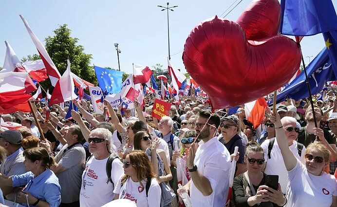 Kaista atmosfera Lenkijos politikoje: pasak apžvalgininkų, įstatymas Rusijos įtakai tirti kenkia ir reputacijai užsienyje, ir telkia opozicijos rinkėjus