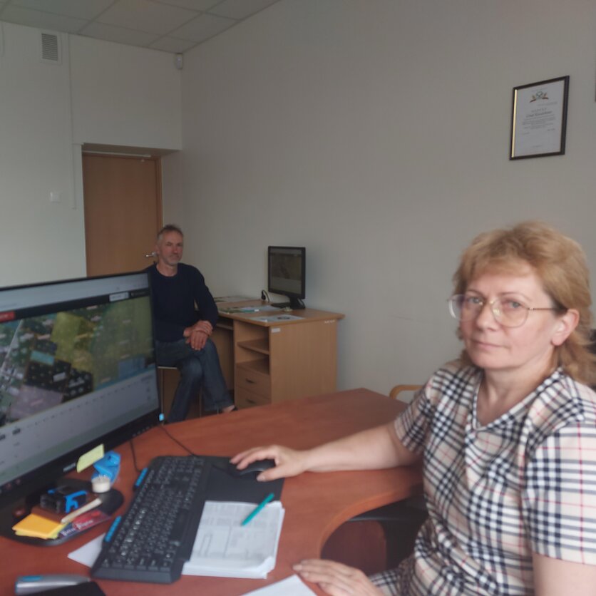 Arvydas Urba, Ukmergės rajono Siesikų seniūnijos žemės ūkio specialistė Lina Kuodelienė ir pasėlius deklaruojantis ūkininkas. 
