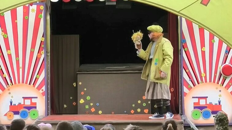 Panevėžio lėlių vežimo teatras – vėl į vasaros gastroles: aktoriai sako dar sutinkantys vaikų, kurie lėlių spektaklį žiūri pirmą kartą