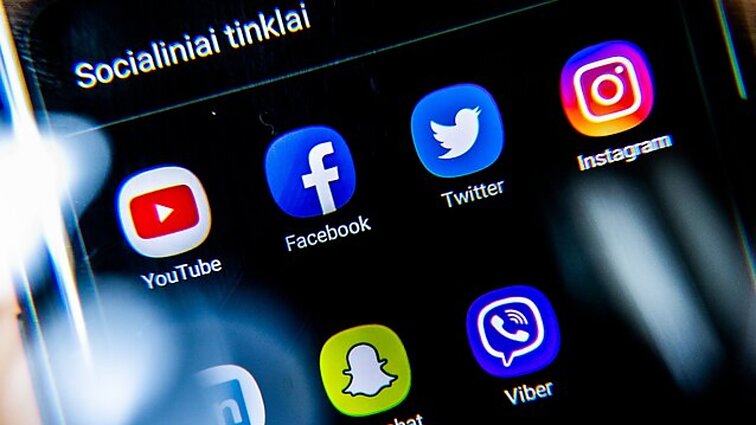 Teisininkas skatina tėvus persvarstyti vaikų nuotraukų viešinimą soc. tinkluose: daugėja atvejų, kai sulaukę pilnametystės kreipiasi į teismą