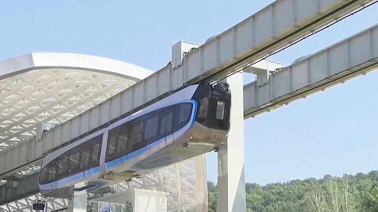 Kinijoje – kelionės „dangaus traukinio“ bėgiais: kūrėjai tikina – keliauti šiais moderniais traukiniais pigiau nei metro