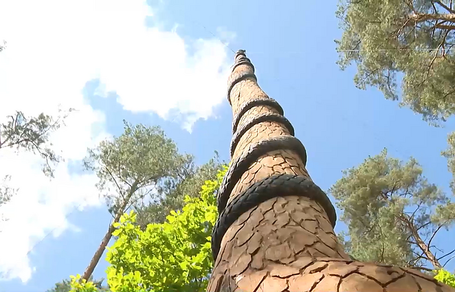 Aukščiausia medinė skulptūra stovi Anykščių šilelyje