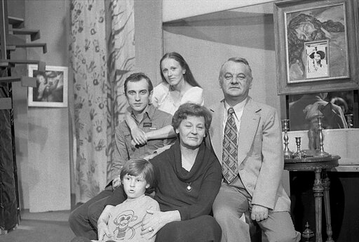 Priekyje iš kairės: S. Pajarskas, Birutė Raubaitė, Leonardas Zelčius, antroje eilėje Valentinas Masalskis ir Stasė Ivanauskaitė. 1979 m.