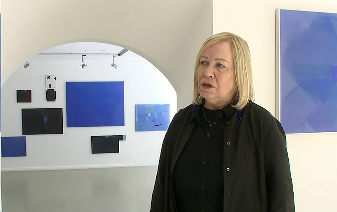 Sostinėje – tapytojos Rūtos Katiliūtės darbai: parodoje demonstruojami nauji darbai, be įprastos mėlynos spalvos