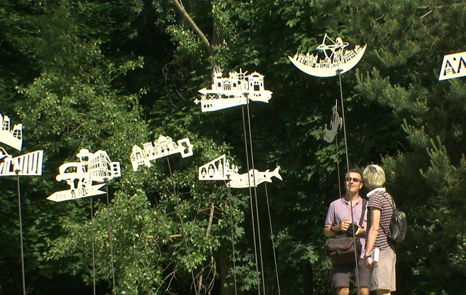 „Aliuzija į Gediminaičių laikus“ – Kalnų parke atidaryta galerija po atviru dangumi