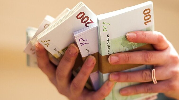 Rusijai taikomų sankcijų įkarštyje, oligarchų turtai siekia rekordines sumas: kokia šių asmenų lėšų kilmė?