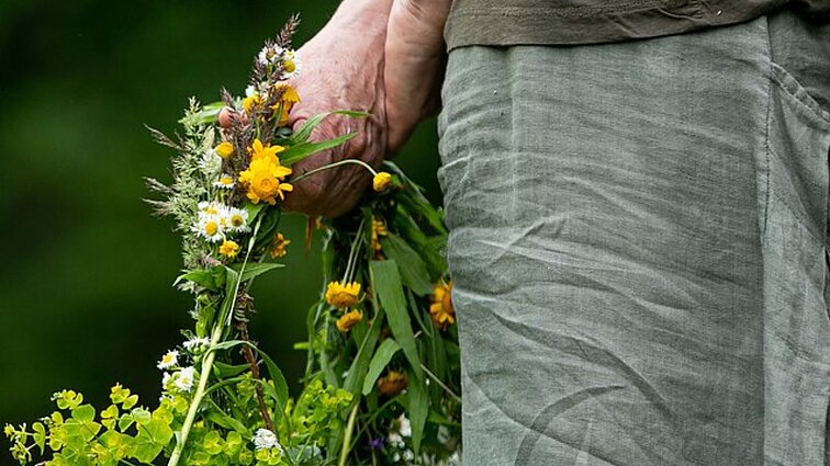 Pirmą kartą Lietuvoje vyksta Joninių vainikių pynimo konkursas: jaunimas raginamas nepamiršti tautinių tradicijų