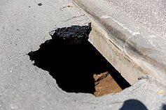 Vilniuje netoli savivaldybės atsivėrė smegduobė Vilniuje netoli savivaldybės atsivėrė smegduobė