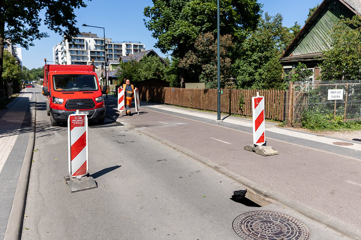 Vilniuje netoli savivaldybės atsivėrė smegduobė Vilniuje netoli savivaldybės atsivėrė smegduobė