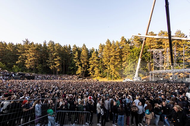 Juoda muzikos naktis Vilniuje: „ba.“ ir „Solo Ansamblis“ sudrebino sausakimšą Kalnų parką Juoda muzikos naktis Vilniuje: „ba.“ ir „Solo Ansamblis“ sudrebino sausakimšą Kalnų parką