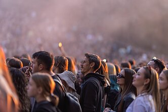Juoda muzikos naktis Vilniuje: „ba.“ ir „Solo Ansamblis“ sudrebino sausakimšą Kalnų parką Juoda muzikos naktis Vilniuje: „ba.“ ir „Solo Ansamblis“ sudrebino sausakimšą Kalnų parką