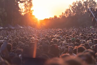 Juoda muzikos naktis Vilniuje: „ba.“ ir „Solo Ansamblis“ sudrebino sausakimšą Kalnų parką Juoda muzikos naktis Vilniuje: „ba.“ ir „Solo Ansamblis“ sudrebino sausakimšą Kalnų parką