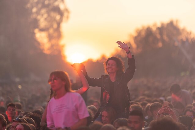Juoda muzikos naktis Vilniuje: „ba.“ ir „Solo Ansamblis“ sudrebino sausakimšą Kalnų parką Juoda muzikos naktis Vilniuje: „ba.“ ir „Solo Ansamblis“ sudrebino sausakimšą Kalnų parką