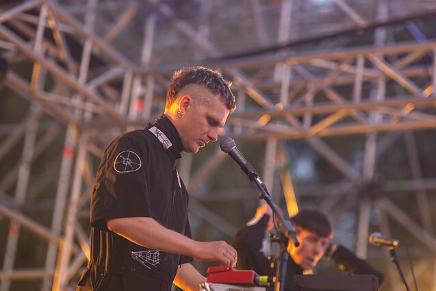 Juoda muzikos naktis Vilniuje: „ba.“ ir „Solo Ansamblis“ sudrebino sausakimšą Kalnų parką Juoda muzikos naktis Vilniuje: „ba.“ ir „Solo Ansamblis“ sudrebino sausakimšą Kalnų parką