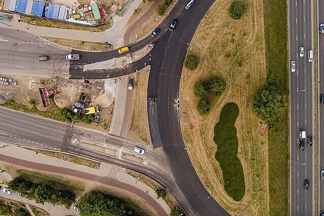 Važiuodami Edukologijos žiedu sostinės vairuotojai suglumo – kodėl vidury gatvės išdygo nauji bortai?