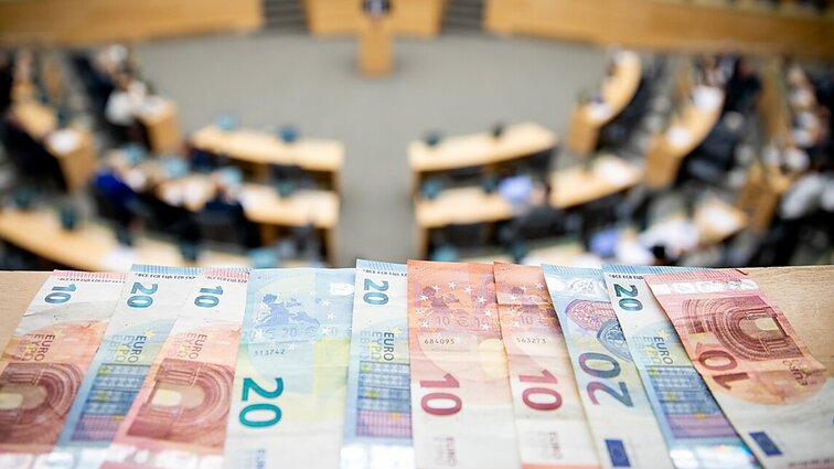Žinios. Nuo liepos savivaldybių tarybų nariams vietoje kanceliarinių išmokų bus mokamos fiksuotos algos