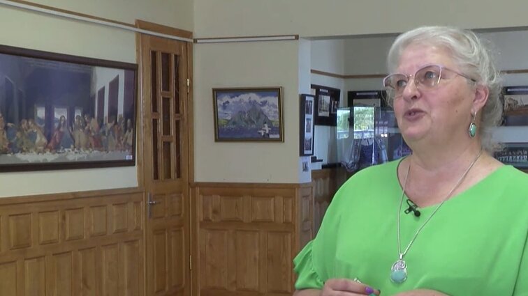 Kybartietė Janina garsius paveikslus išsiuvinėjo kryželiu: pedagogės kolekcijoje – Da Vinci, van Gogho ir kitų tapytojų kopijos