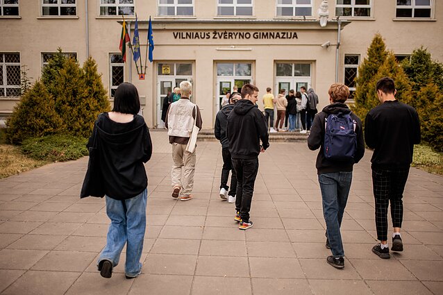 Abiturientai laiko matematikos egzaminą.