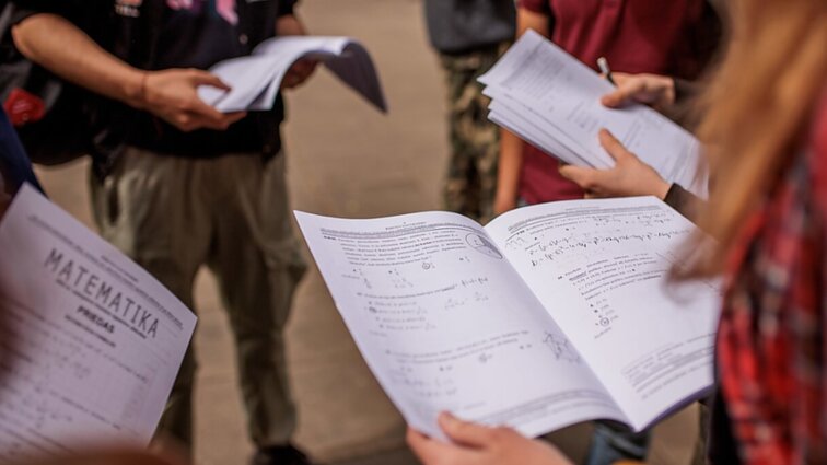 Žinios. Šiandien daugiau nei 15 tūkst. abiturientų laikė matematikos brandos egzaminą