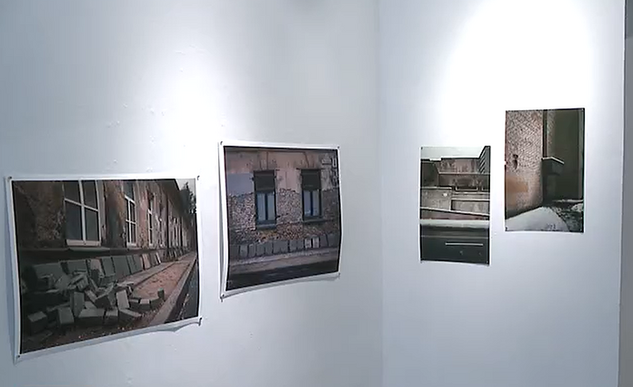 Vilniaus vaikų ir jaunimo dailės galerijoje – menininko iš Čilės paroda: fotografijose užfiksuoti Lietuvos miestų užkampiai